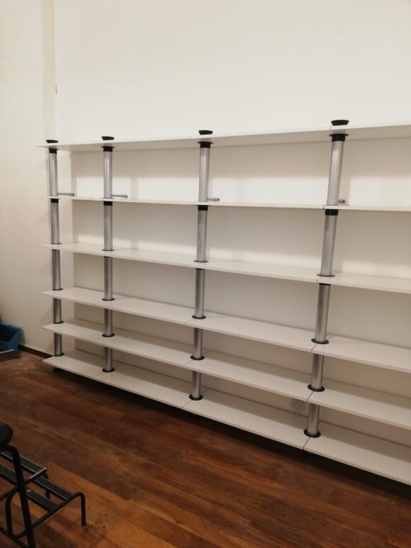 5 columnas de 2m, 15 estantes de 85x35 y 5 de 60x35