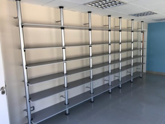 7 columnas de 2,5m de alto con 30 estantes de 85 x 35 y 6 de 60x35