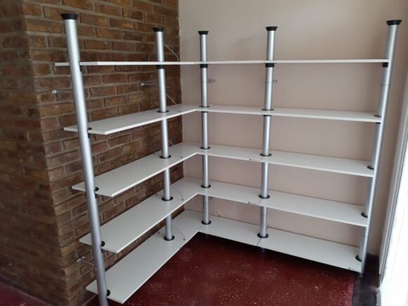 5columnas de 2m de alto con 10 estantes de 85 x 35 , 5 estantes de 60x35 y 5 esquineros de 60x35